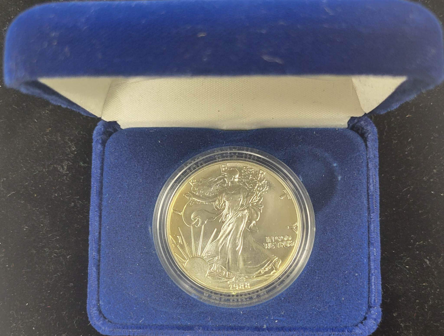 1988 American Eagle Silver Dollar With display case and certificate of authenticity $1