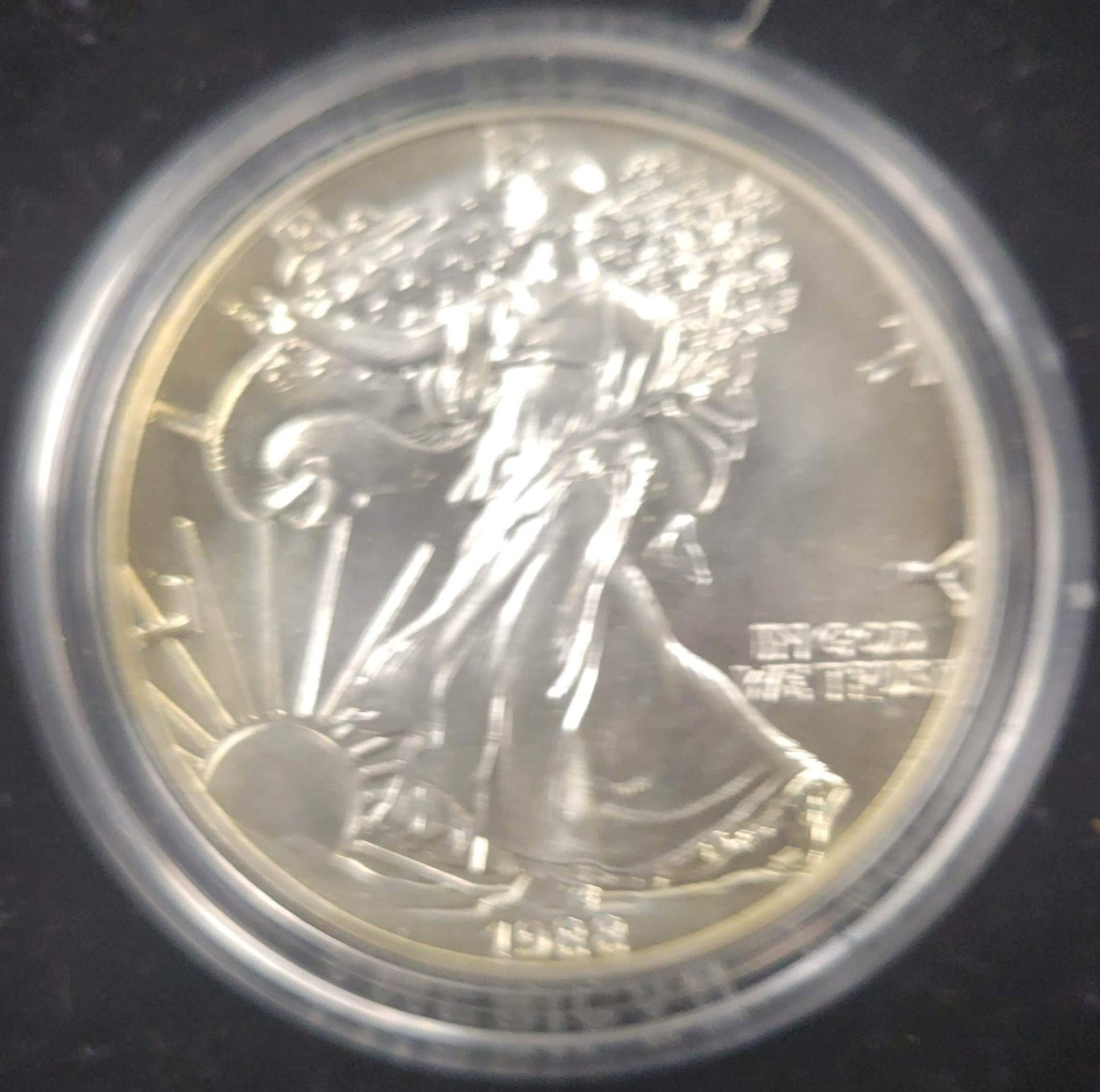 1988 American Eagle Silver Dollar With display case and certificate of authenticity $1